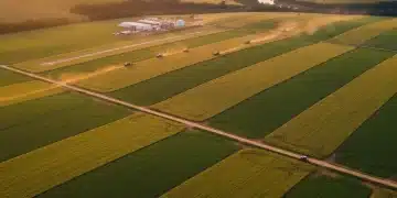 Vista aérea de vastas lavouras de grãos no Brasil, simbolizando o agronegócio próspero em 2026.